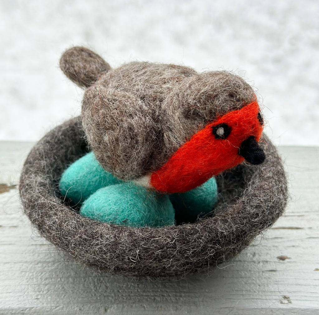 needle Felted robin sitting on her three blue eggs in a needled felted nest. This set is a perfect addition to Reggio, Montessori or Waldorf learning and even makes a beautiful decor piece. 